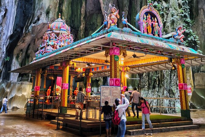 Batu Caves and Sari Experience with Batik Workshop - Temple etiquette that affects your comfort: dress code and shoe rules