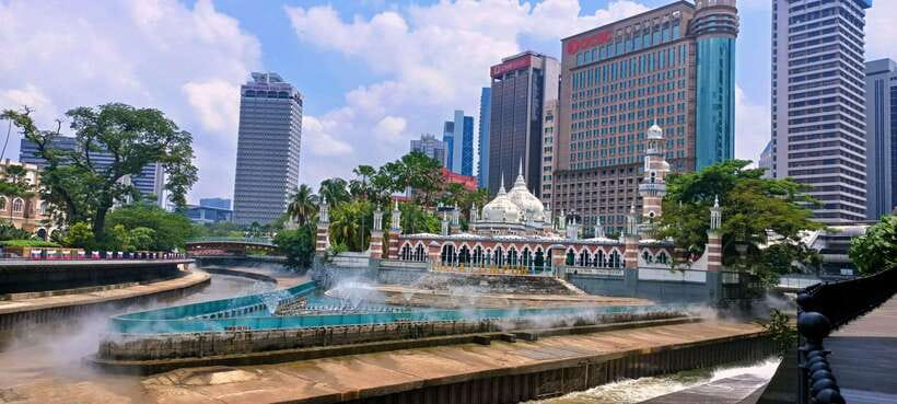 Best of Kuala Lumpur Tour with Twin Tower Entry - Royal residence, national memorials, and the National Mosque: calm stops with strong visuals
