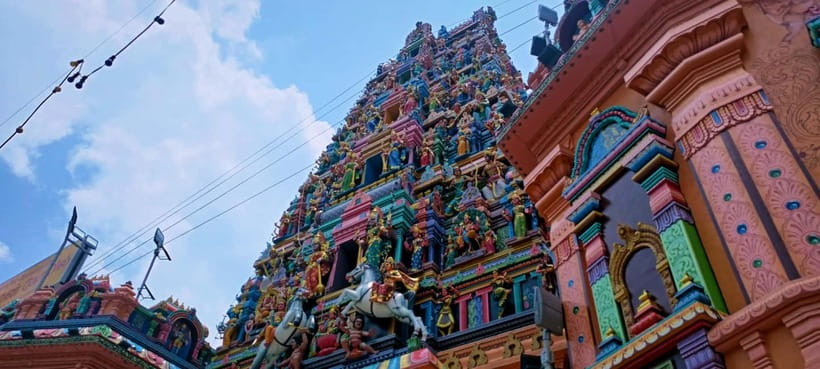 From Kuala Lumpur: City Tour with 21 Attractions - Batu Caves climb and Lord Murugan: the best photo moment (with a dress reminder)