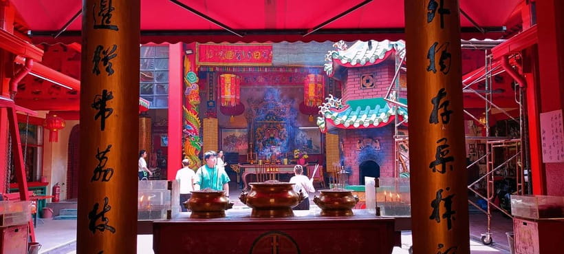 From Kuala Lumpur: City Tour with 21 Attractions - Temples side-by-side in Chinatown, then a sweet break