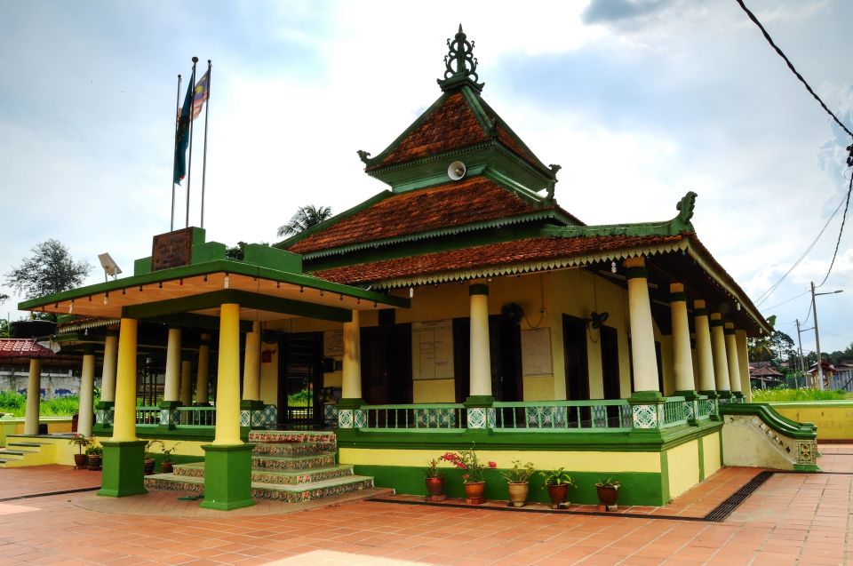From Kuala Lumpur: Full-Day Historical Tour of Malacca - Cheng Hoon Teng: a calm temple stop that rounds out the story