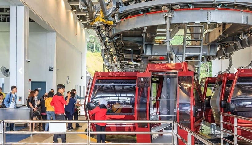 Genting Highland: Premium Outlets Cable Car - Chin Swee Station stop: temple sights with iconic landmarks