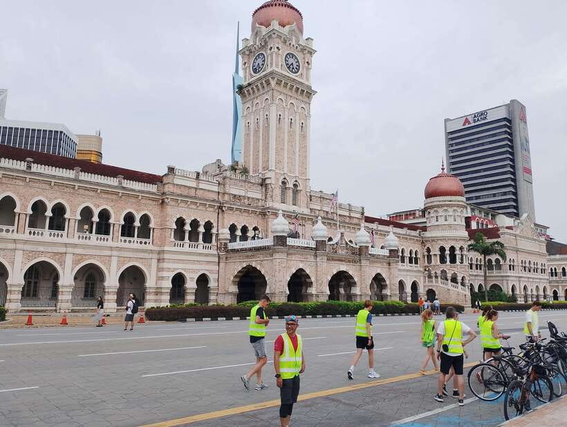 Hidden Kuala Lumpur: 4-Hour Bike Tour - Teh-tarik and optional local bread making