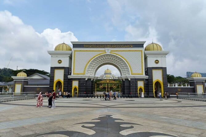 Kuala Lumpur Airport Transfer - Midnight pickups and the RM50 fee: plan ahead for late flights