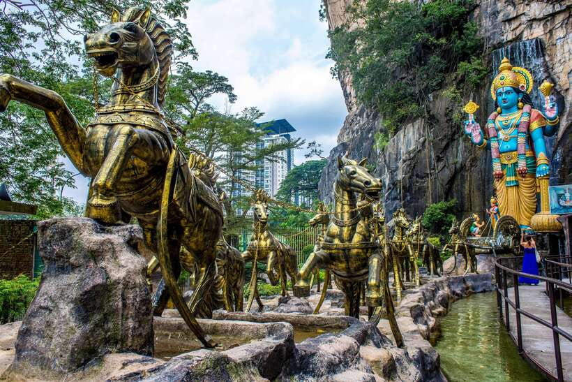 Kuala Lumpur : Batu Caves Private Tour - Inside Batu Caves: what you should actually look for