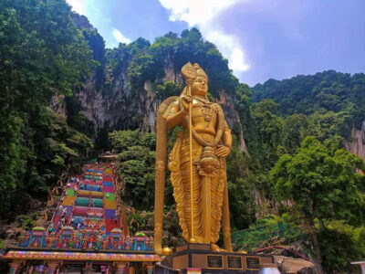 Kuala Lumpur: Batu Caves, Ramayana Caves & Kanching Falls - Batu Caves: 272 steps, temple rules, and the Murugan statue moment