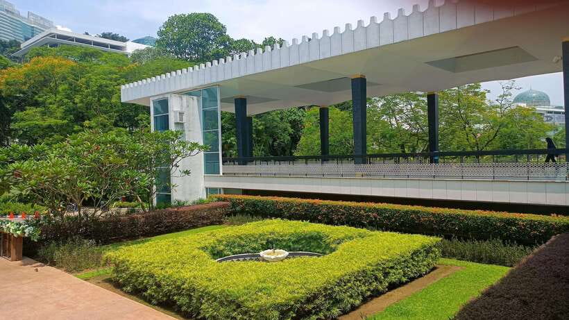 Kuala Lumpur City Tour with KL Tower Ticket - Istana Negara to National Monument: Royal Architecture and a Memorial Stop