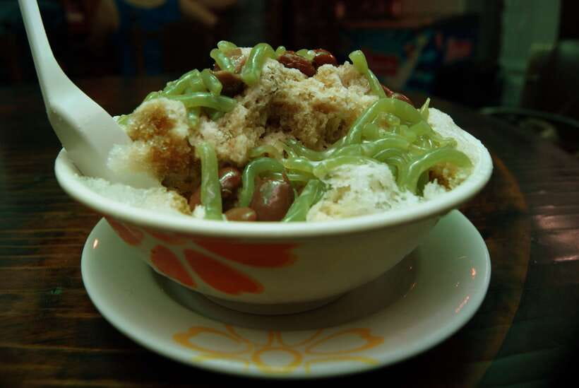 Kuala Lumpur: Evening Food Tour by Bike - Cycling past Dataran Merdeka: Independence Square in motion