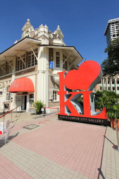 Kuala Lumpur: Half-Day Photo Tour with Petronas Twin Towers - Getting your bearings at Istana Negara and Merdeka Square