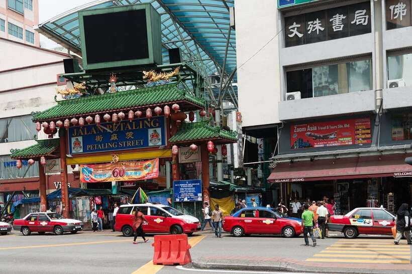 Kuala Lumpur: Half-Day Photo Tour with Petronas Twin Towers - Thean Hou Temple: ornate roofs and calm, religious detail