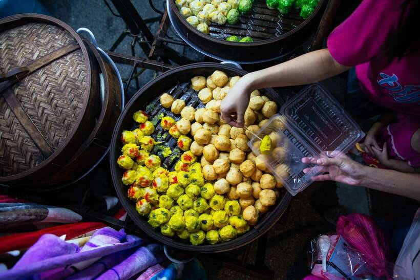 Kuala Lumpur: Local Street Food Night Tour - Hutong Food Court (Jalan Bukit Bintang): Siew Bao and Chicken Curry Puff