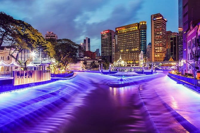 Kuala Lumpur: Nightlife Walking Tour with Local Guide - The Jalan Alor street food market stop: how to eat well without panicking