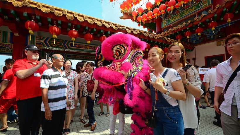 Kuala Lumpur: Private Batu Cave, National Mosque Tour, Lunch - How the 9:00AM private pickup shapes your whole day