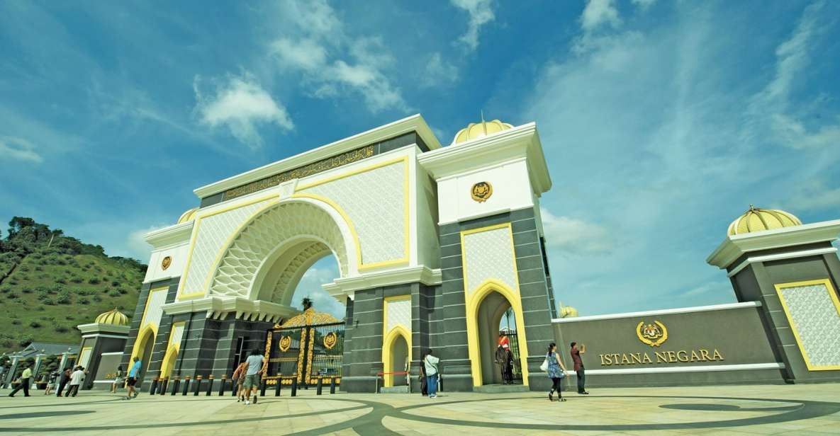 Kuala Lumpur: Private Half-Day City Tour - River of Life and the skyline miniature: Masjid Jamek meets modern KL