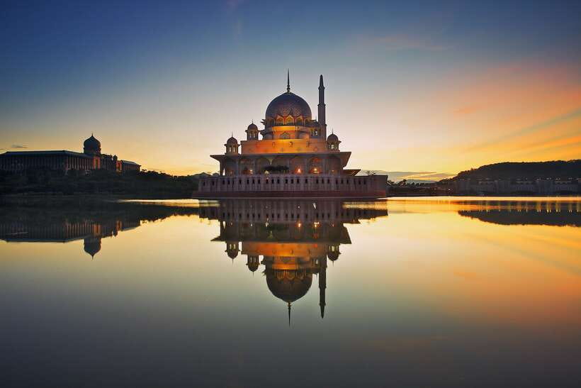 Kuala Lumpur, Putrajaya & Batu Caves Tour - National Monument, Railway Station, and Merdeka Square: Where KL’s Story Comes Into Focus