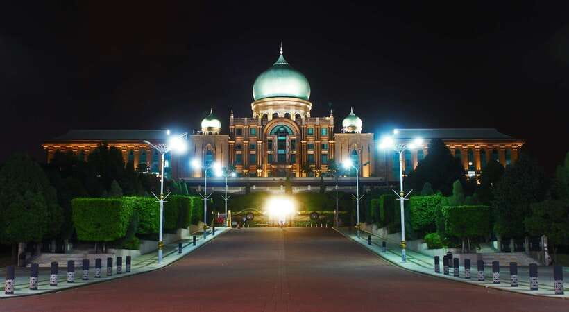 Kuala Lumpur: Putrajaya City Tour with Lake Cruise - Putrajaya feels like a planned city, not just another stop