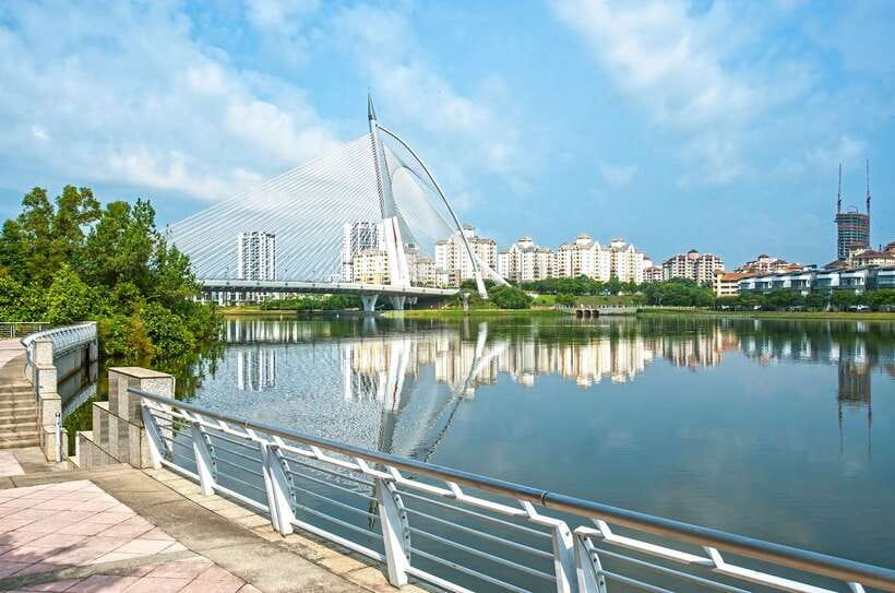 Kuala Lumpur: Putrajaya City Tour with Lake Cruise - The Pink Mosque: rose granite scale and how to manage crowds