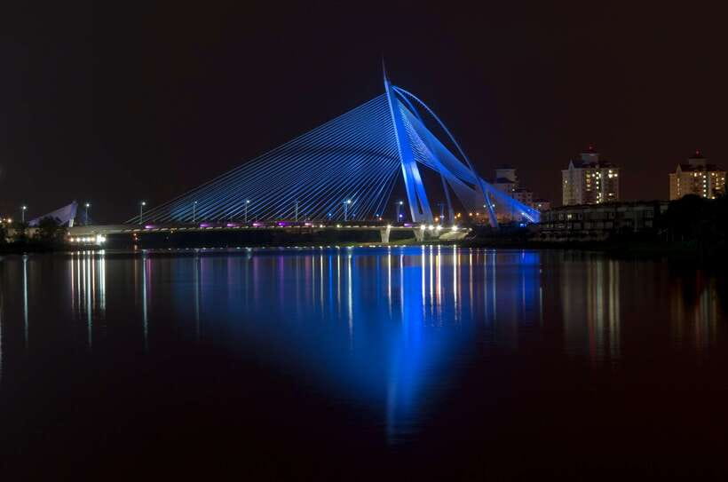 Kuala Lumpur: Putrajaya City Tour with Lake Cruise - Perdana Putra: the administrative centerpiece that earns the hype