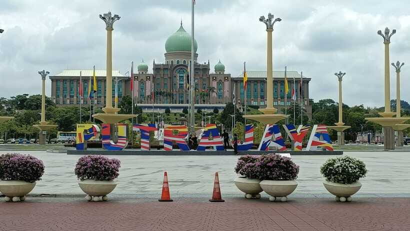Kuala Lumpur: Putrajaya Tour with Hotel Pickup - Putrajaya Lake cruise versus Perahu Dongdang Sayang