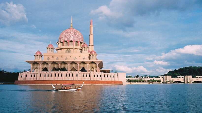 Kuala Lumpur: Putrajaya Tour with Traditional Boat Cruise - Why Putrajaya makes sense for a short tour from Kuala Lumpur