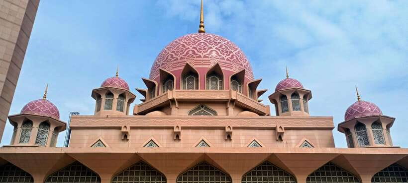 Kuala Lumpur: Putrajaya Tour with Traditional Boat Cruise - Putra Square: your first big photo frame in a planned city