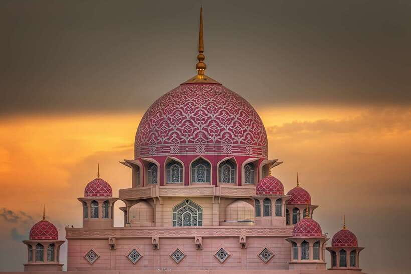 Kuala Lumpur: Putrajaya Tour with Traditional Boat Cruise - Prime Minister’s Office: green-domed architecture and power symbolism