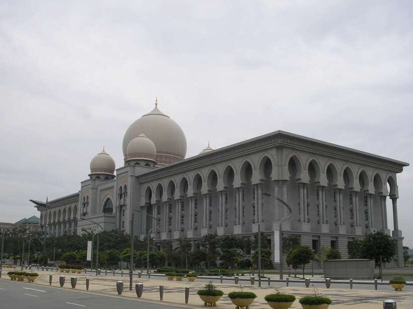 Kuala Lumpur: Putrajaya Tour with Traditional Boat Cruise - Seri Gemilang Bridge and the ministry-office pass-by: how the city connects