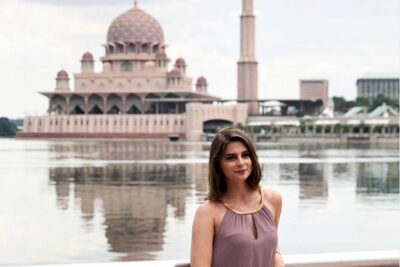 Malacca Instagram Tour: Most Famous Spots (Private & All-Inclusive) - Putra Mosque in Putrajaya: modern lines by the lake