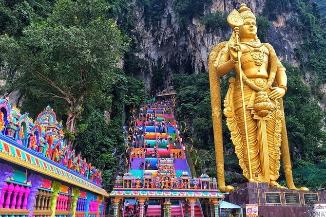 Private Kuala Lumpur City Tour : Petronas Twin Tower & Batu Caves - National Mosque, National Monument, and Istana Negara: Faith and Memory at City Scale