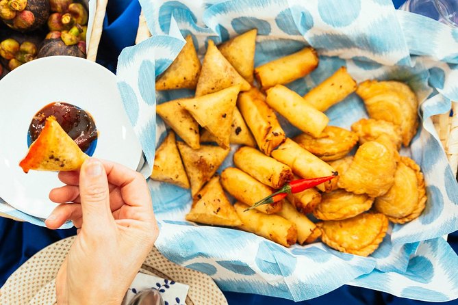 The 10 Tastings of Kuala Lumpur With Locals: Private Street Food Tour - Guan Di Temple and Sri Maha Mariamman Temple: culture breaks that actually help your food